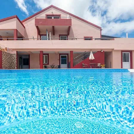 Comfortable With Shared Pool In Prazeres 150 M² * Campanário