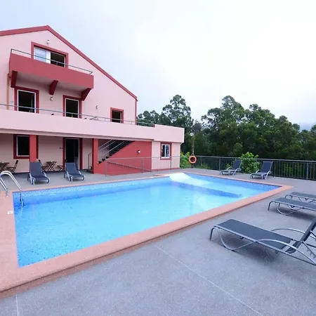 Comfortable With Shared Pool In Prazeres, 150 M² דירה Campanário