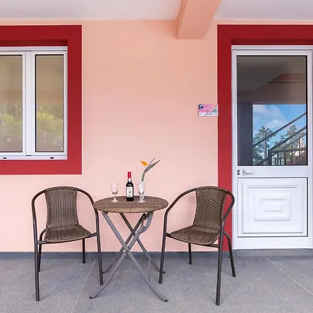 Prazeres Poolside Retreat: Garden Near Apartment *