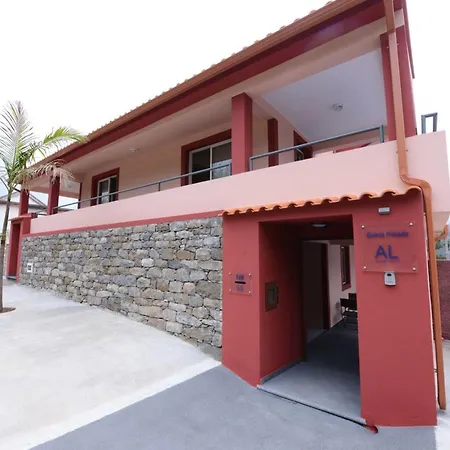 Comfortable With Shared Pool In Prazeres, 150 M² *