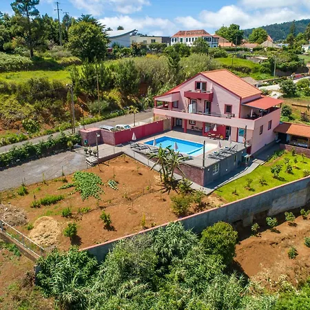 Comfortable With Shared Pool In Prazeres, 150 M² * Campanário