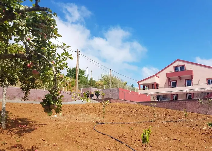 Comfortable With Shared Pool In Prazeres, 150 M² Appartamento