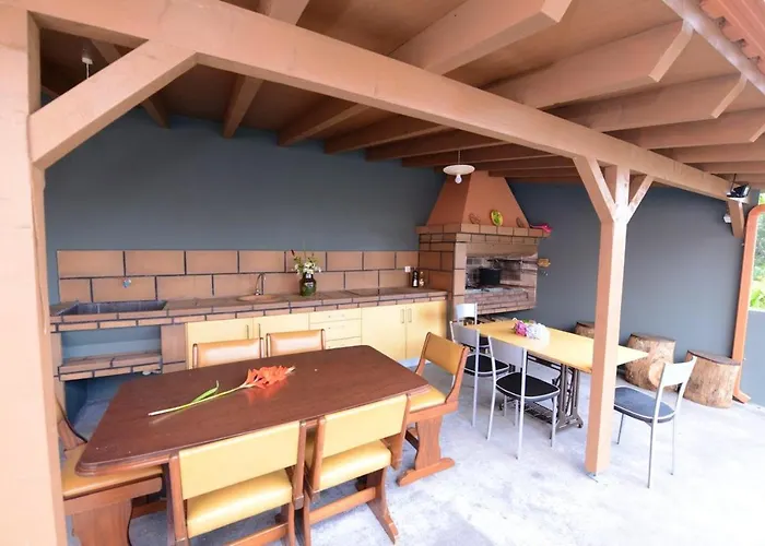 Apartmán Comfortable With Shared Pool In Prazeres, 150 M² *