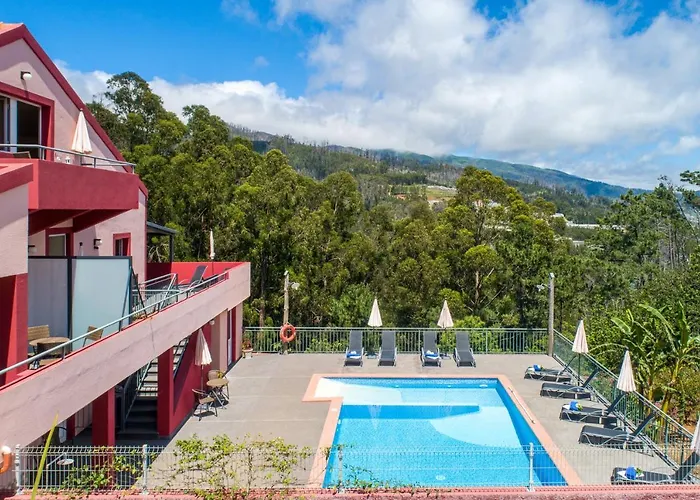 Comfortable With Shared Pool In Prazeres, 150 M²