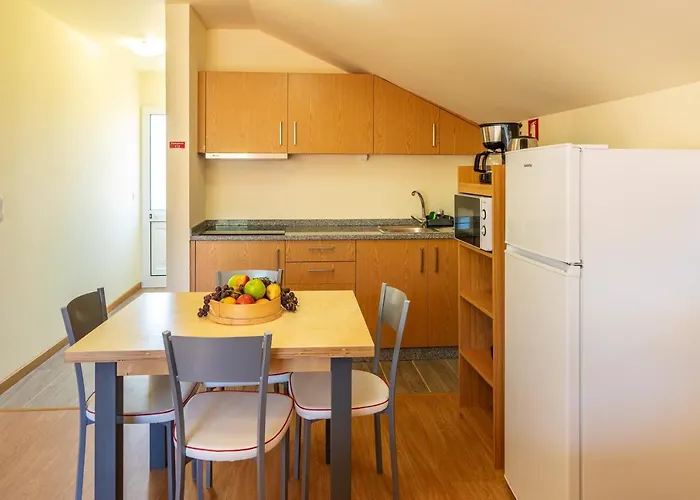 Comfortable With Shared Pool In Prazeres, 150 M² Appartamento